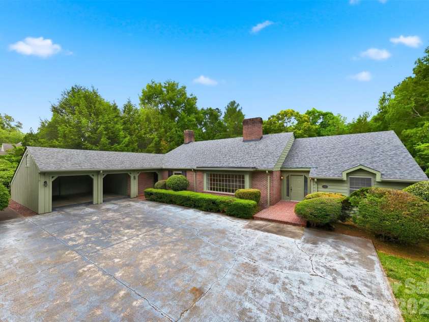 1811 5th Street, Hickory, NC 28601.  MLS# CAR4387269, YatesRealty ID 29097. 