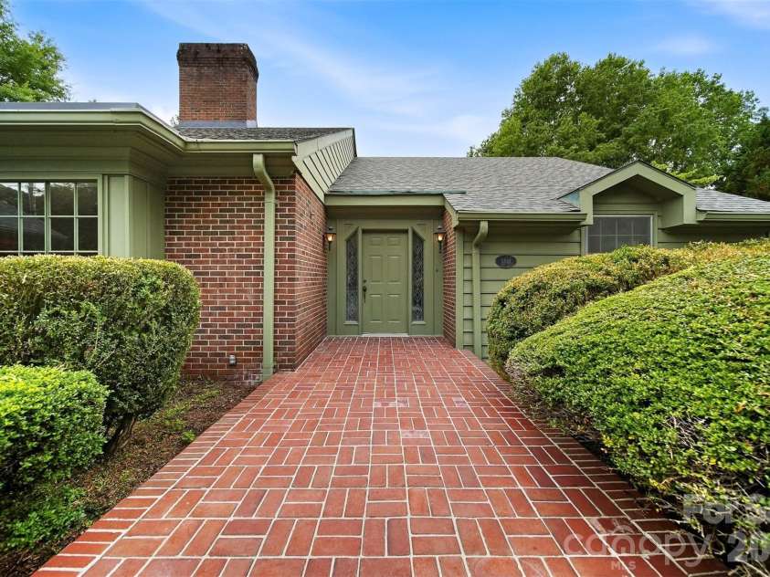 1811 5th Street, Hickory, NC 28601.  MLS# CAR4387269, YatesRealty ID 29097. 