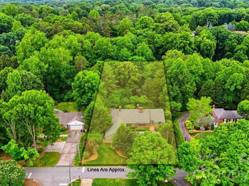 1811 5th Street, Hickory, NC 28601.  MLS# CAR4387269, YatesRealty ID 29097. 