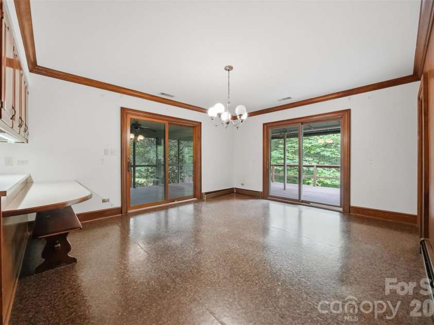 1811 5th Street, Hickory, NC 28601.  MLS# CAR4387269, YatesRealty ID 29097. Casual Dining Area
