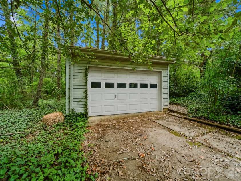 1811 5th Street, Hickory, NC 28601.  MLS# CAR4387269, YatesRealty ID 29097. Detached garage -access from 6th St