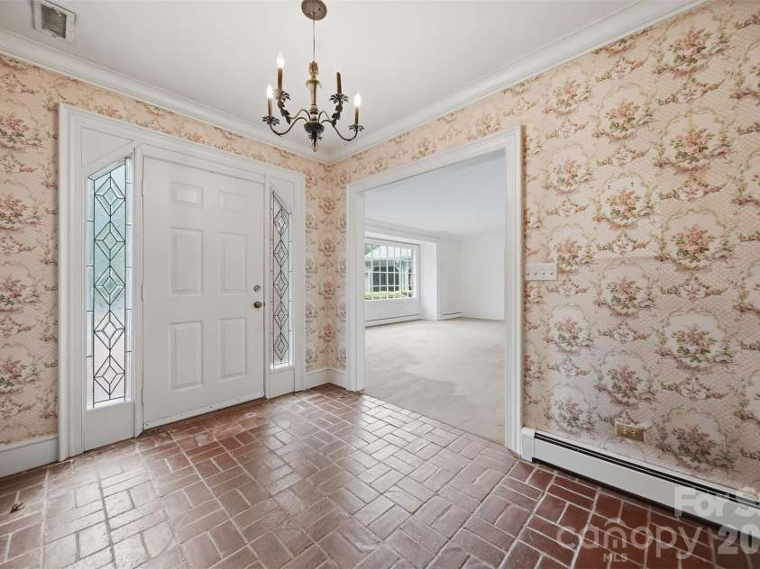 1811 5th Street, Hickory, NC 28601.  MLS# CAR4387269, YatesRealty ID 29097. Foyer
