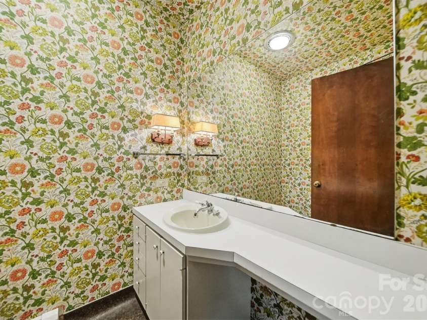 1811 5th Street, Hickory, NC 28601.  MLS# CAR4387269, YatesRealty ID 29097. Half Bathroom
