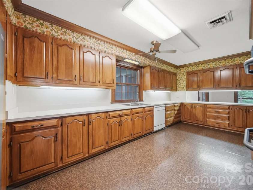 1811 5th Street, Hickory, NC 28601.  MLS# CAR4387269, YatesRealty ID 29097. Kitchen