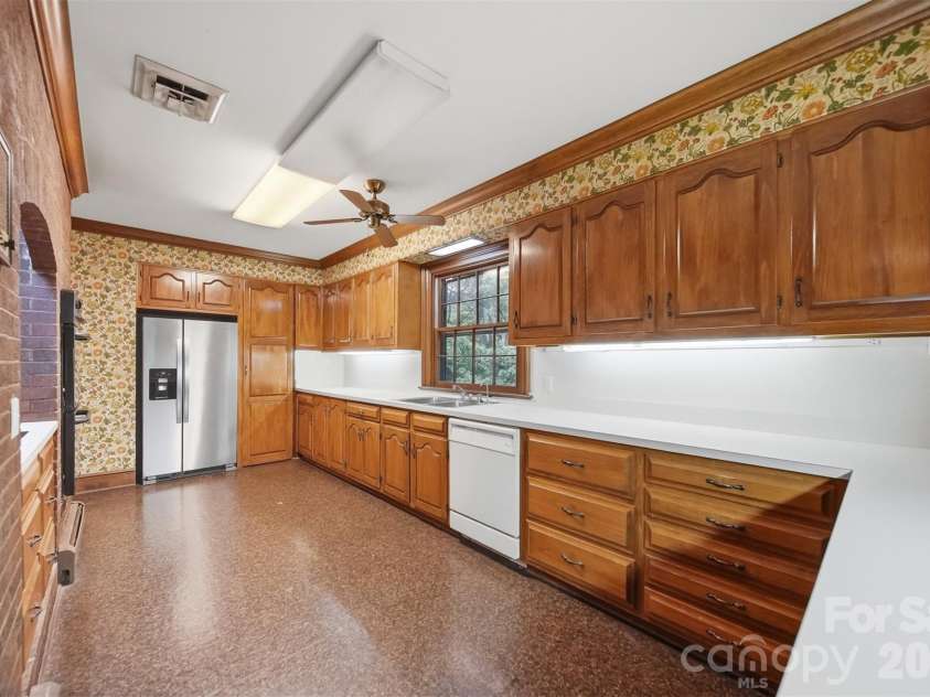 1811 5th Street, Hickory, NC 28601.  MLS# CAR4387269, YatesRealty ID 29097. Kitchen