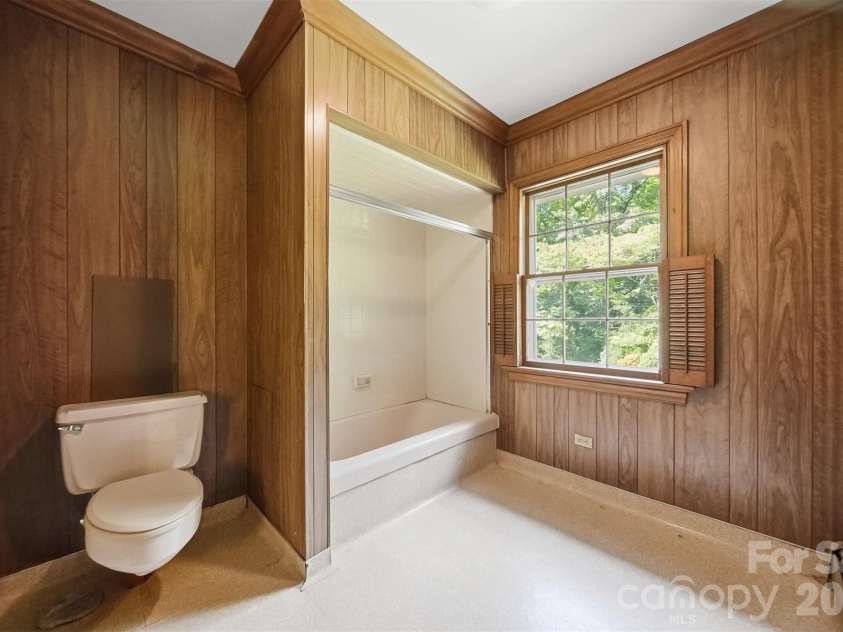1811 5th Street, Hickory, NC 28601.  MLS# CAR4387269, YatesRealty ID 29097. Lower Level Full Bathromm