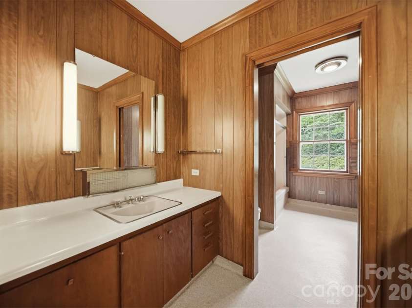 1811 5th Street, Hickory, NC 28601.  MLS# CAR4387269, YatesRealty ID 29097. Lower Level full Bathroom