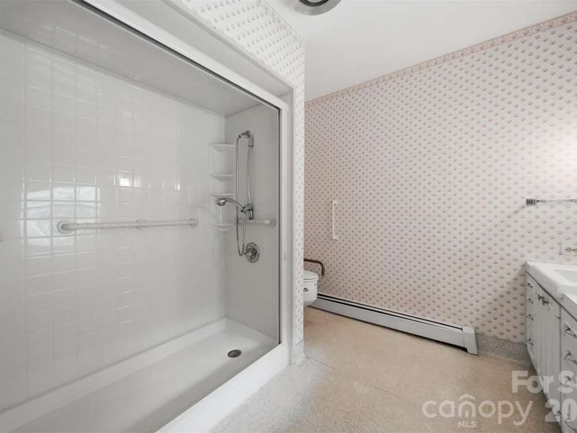 1811 5th Street, Hickory, NC 28601.  MLS# CAR4387269, YatesRealty ID 29097. Primary Bathroom