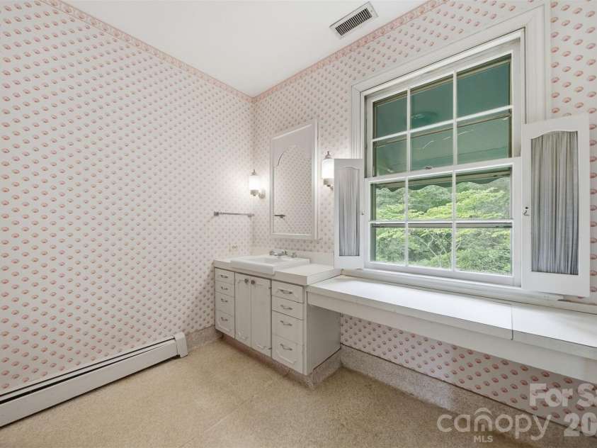 1811 5th Street, Hickory, NC 28601.  MLS# CAR4387269, YatesRealty ID 29097. Primary Bathroom