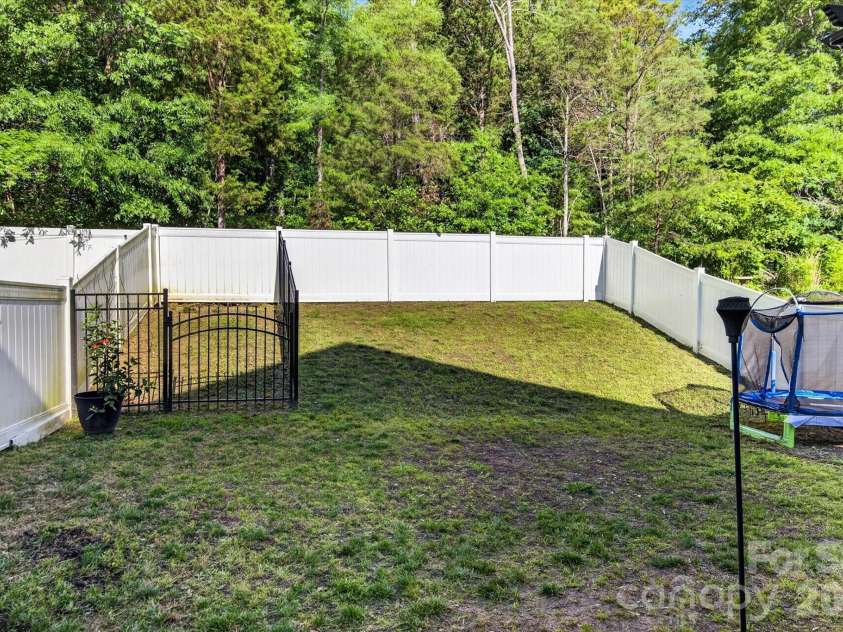 548 Kingsway Circle, Charlotte, NC 28214.  MLS# CAR4389140, YatesRealty ID 29098. 
