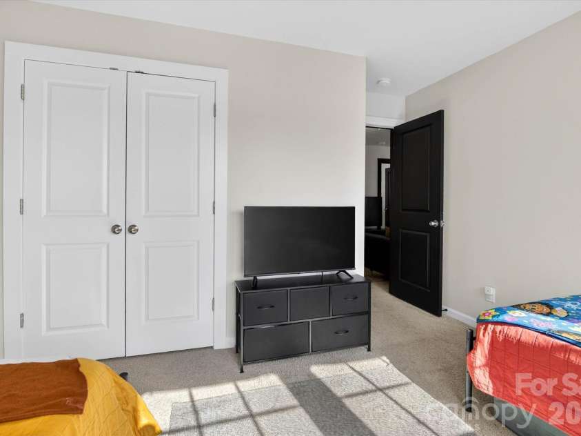 548 Kingsway Circle, Charlotte, NC 28214.  MLS# CAR4389140, YatesRealty ID 29098. 