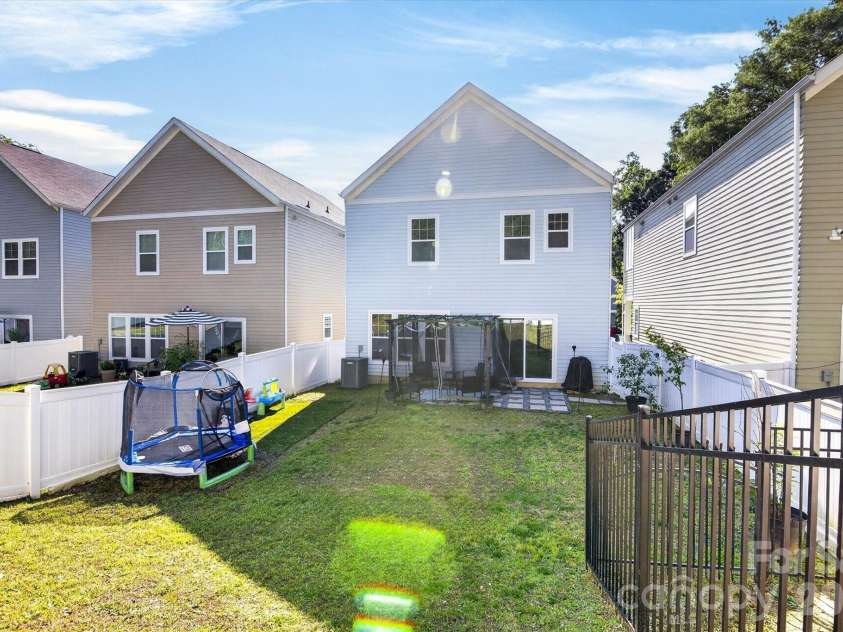 548 Kingsway Circle, Charlotte, NC 28214.  MLS# CAR4389140, YatesRealty ID 29098. 