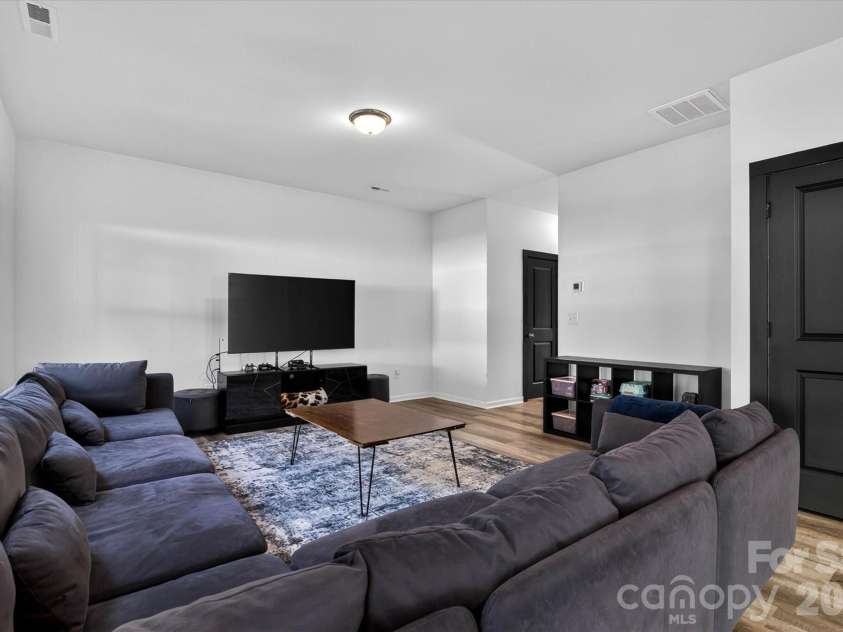 548 Kingsway Circle, Charlotte, NC 28214.  MLS# CAR4389140, YatesRealty ID 29098. 
