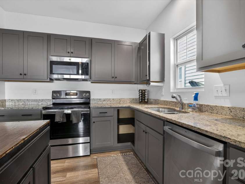 548 Kingsway Circle, Charlotte, NC 28214.  MLS# CAR4389140, YatesRealty ID 29098. 
