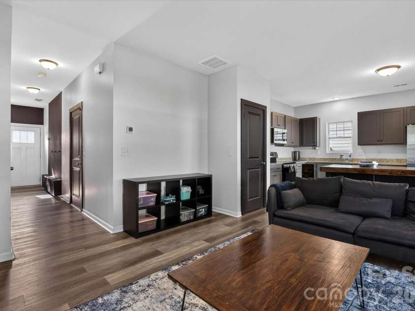 548 Kingsway Circle, Charlotte, NC 28214.  MLS# CAR4389140, YatesRealty ID 29098. 