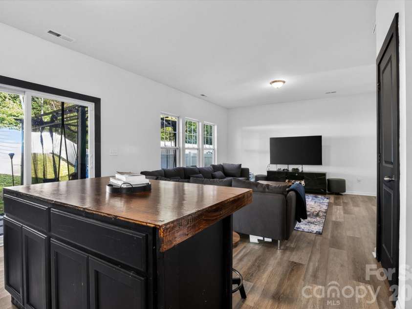 548 Kingsway Circle, Charlotte, NC 28214.  MLS# CAR4389140, YatesRealty ID 29098. 
