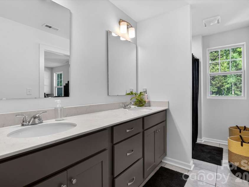 548 Kingsway Circle, Charlotte, NC 28214.  MLS# CAR4389140, YatesRealty ID 29098. 