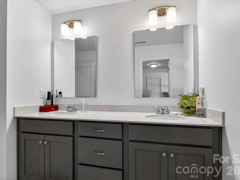 548 Kingsway Circle, Charlotte, NC 28214.  MLS# CAR4389140, YatesRealty ID 29098. 