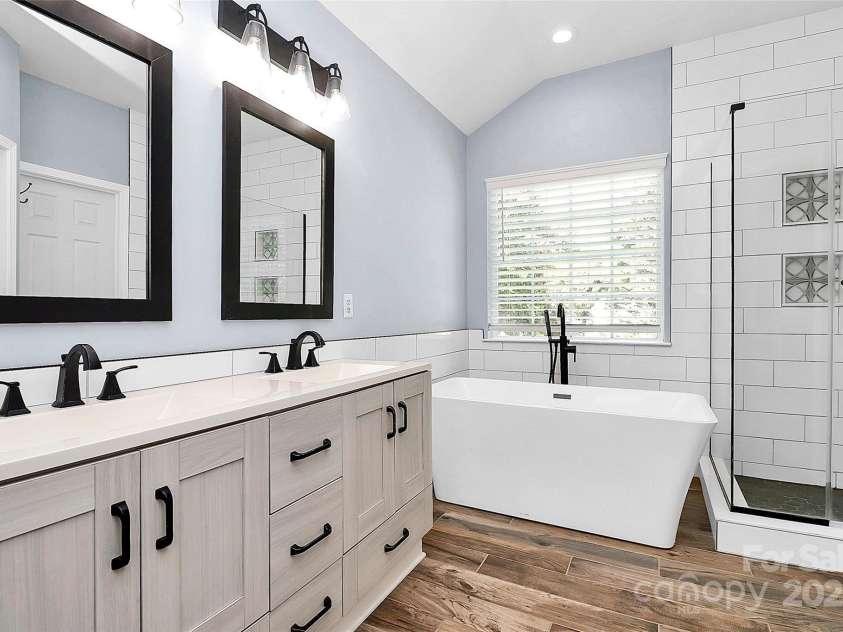 8808 Orchid Place, Charlotte, NC 28277.  MLS# CAR4284030, YatesRealty ID 29099. Primary Owners Bathroom