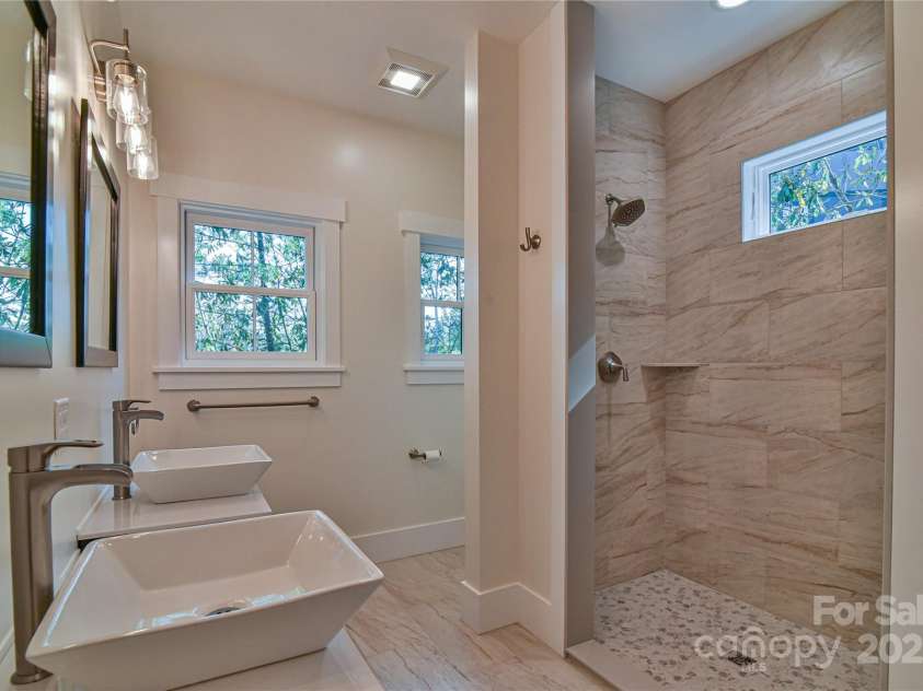 71 Crossings Circle, Fairview, NC 28730.  MLS# CAR4306682, YatesRealty ID 2910. Primary Bathroom