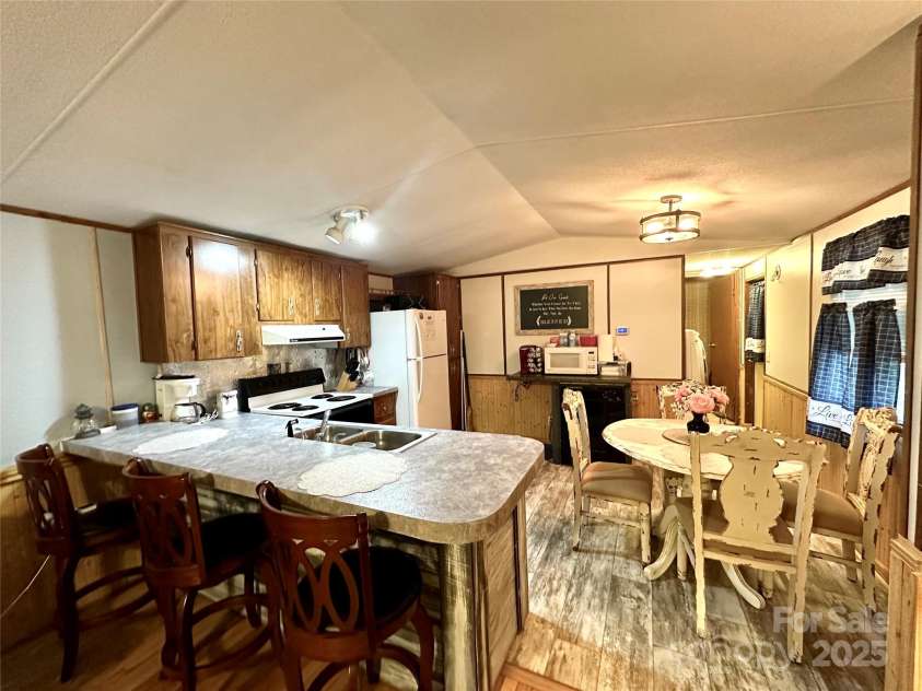 492 Chestnut Mountain Road, Spruce Pine, NC 28777.  MLS# CAR4281456, YatesRealty ID 29100. 