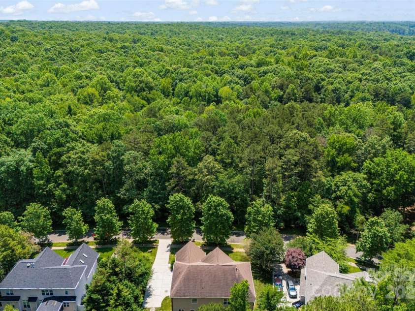 6300 Latta Springs Circle, Huntersville, NC 28078.  MLS# CAR4260746, YatesRealty ID 29101. Ideal location, home is directly adjacent to walking trails, picnic pavilion, and more! Just steps away from the lake.