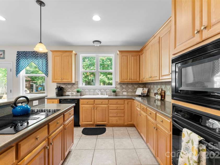 6300 Latta Springs Circle, Huntersville, NC 28078.  MLS# CAR4260746, YatesRealty ID 29101. Spacious kitchen with a built in oven and microwave