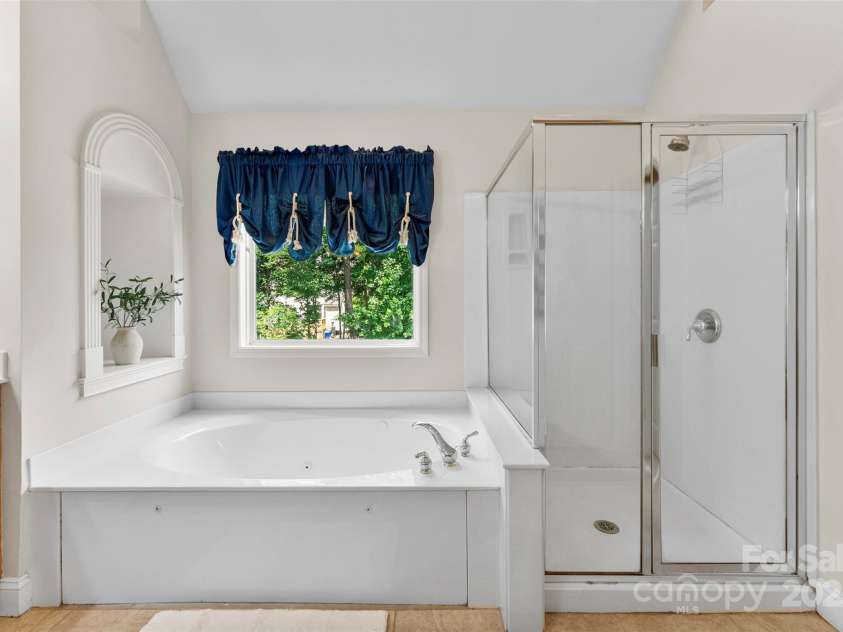 6300 Latta Springs Circle, Huntersville, NC 28078.  MLS# CAR4260746, YatesRealty ID 29101. Whirlpool Tub