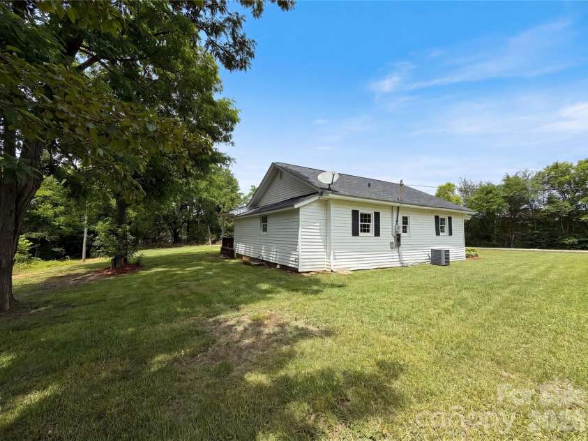 345 Mount Pleasant Road, Mount Pleasant, NC 28124.  MLS# CAR4391103, YatesRealty ID 29103. 