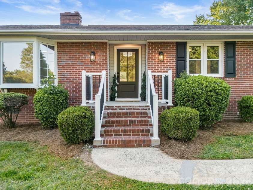 1447 Sullivan Street, Rock Hill, SC 29730.  MLS# CAR4362213, YatesRealty ID 29104. GORGEOUS ENTRY WAY