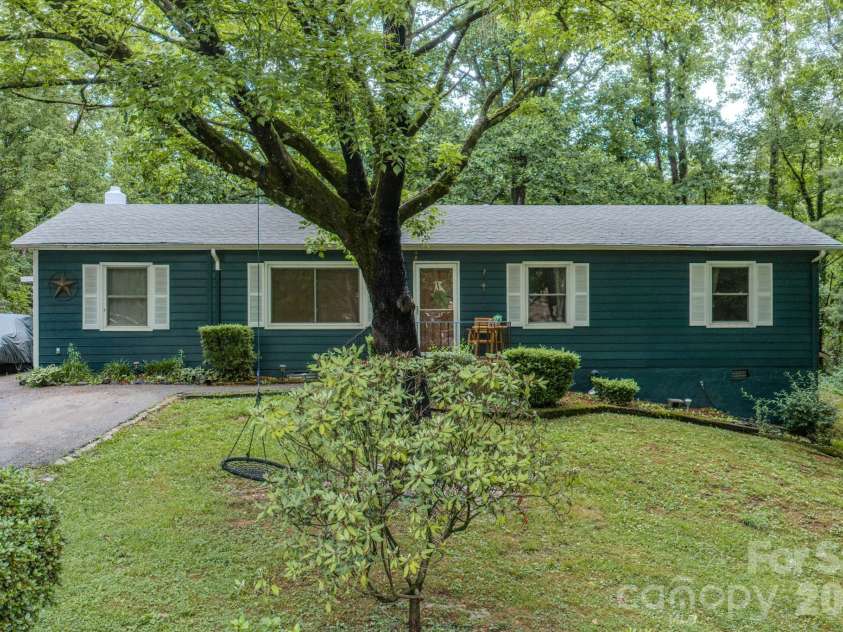 112 Amelia Drive, Hendersonville, NC 28792.  MLS# CAR4387434, YatesRealty ID 29107. 