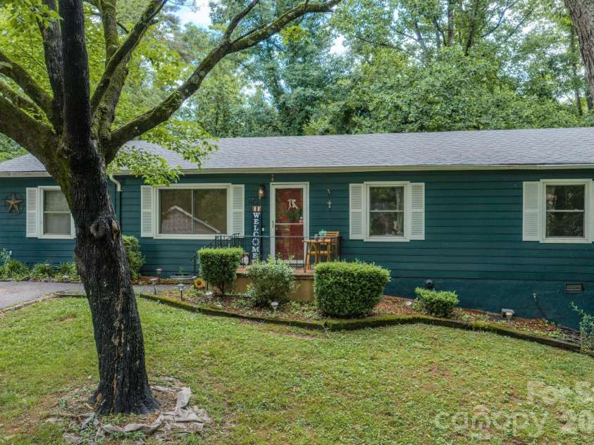 112 Amelia Drive, Hendersonville, NC 28792.  MLS# CAR4387434, YatesRealty ID 29107. 