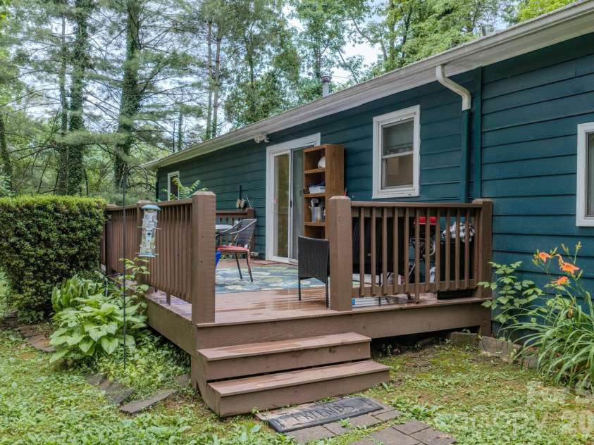 112 Amelia Drive, Hendersonville, NC 28792.  MLS# CAR4387434, YatesRealty ID 29107. 