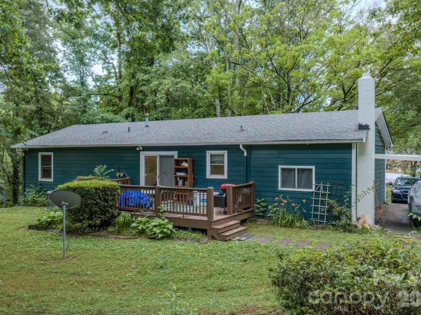 112 Amelia Drive, Hendersonville, NC 28792.  MLS# CAR4387434, YatesRealty ID 29107. 