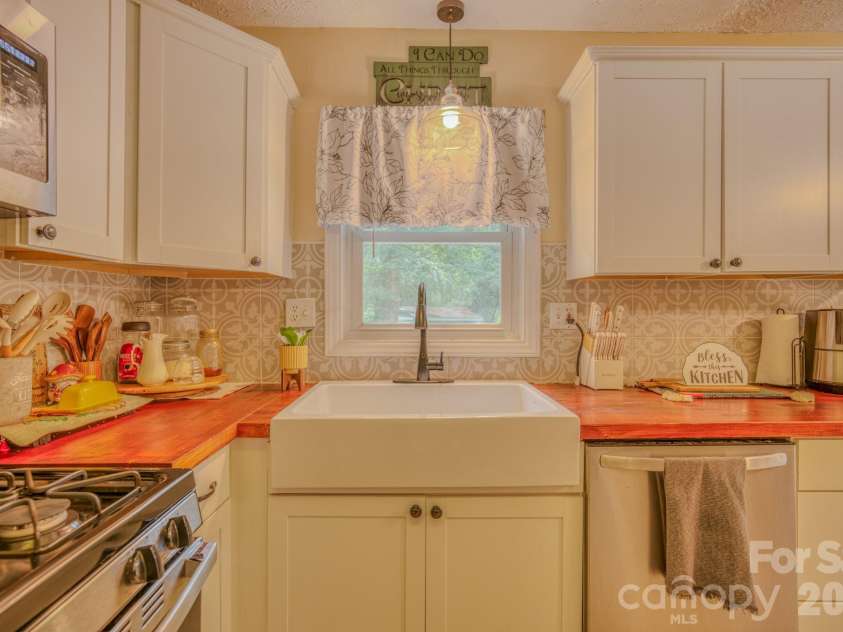 112 Amelia Drive, Hendersonville, NC 28792.  MLS# CAR4387434, YatesRealty ID 29107. 