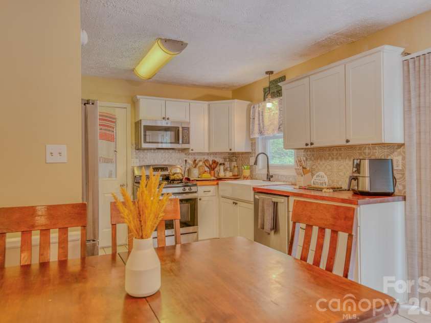 112 Amelia Drive, Hendersonville, NC 28792.  MLS# CAR4387434, YatesRealty ID 29107. 