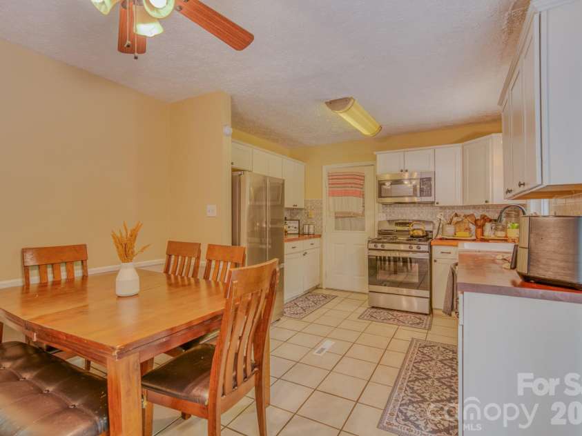 112 Amelia Drive, Hendersonville, NC 28792.  MLS# CAR4387434, YatesRealty ID 29107. 