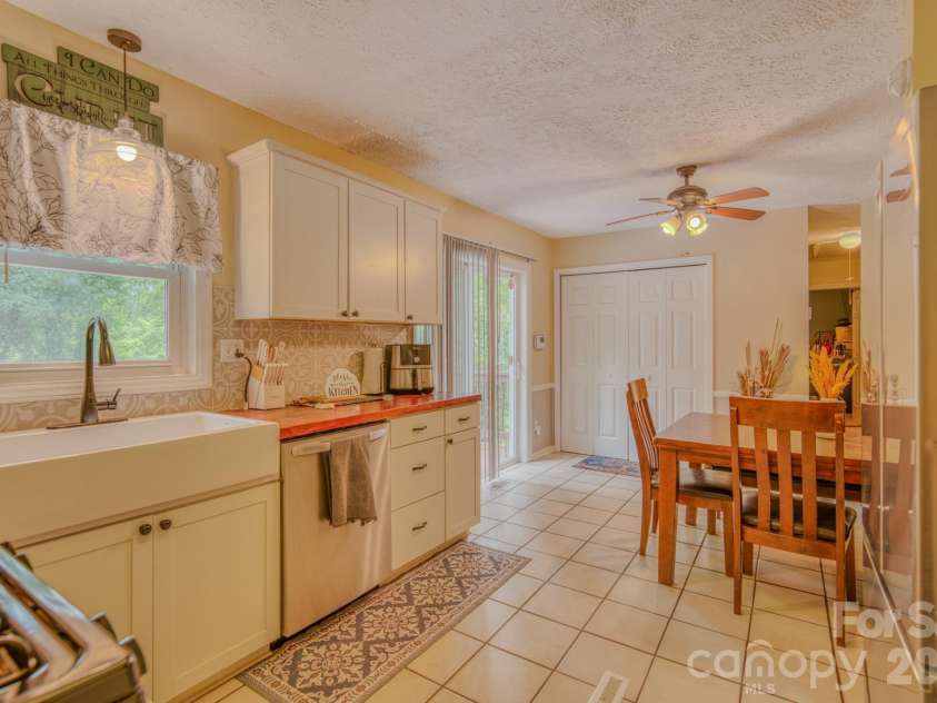 112 Amelia Drive, Hendersonville, NC 28792.  MLS# CAR4387434, YatesRealty ID 29107. 