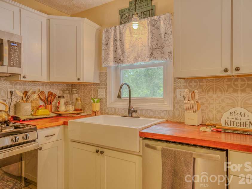112 Amelia Drive, Hendersonville, NC 28792.  MLS# CAR4387434, YatesRealty ID 29107. 