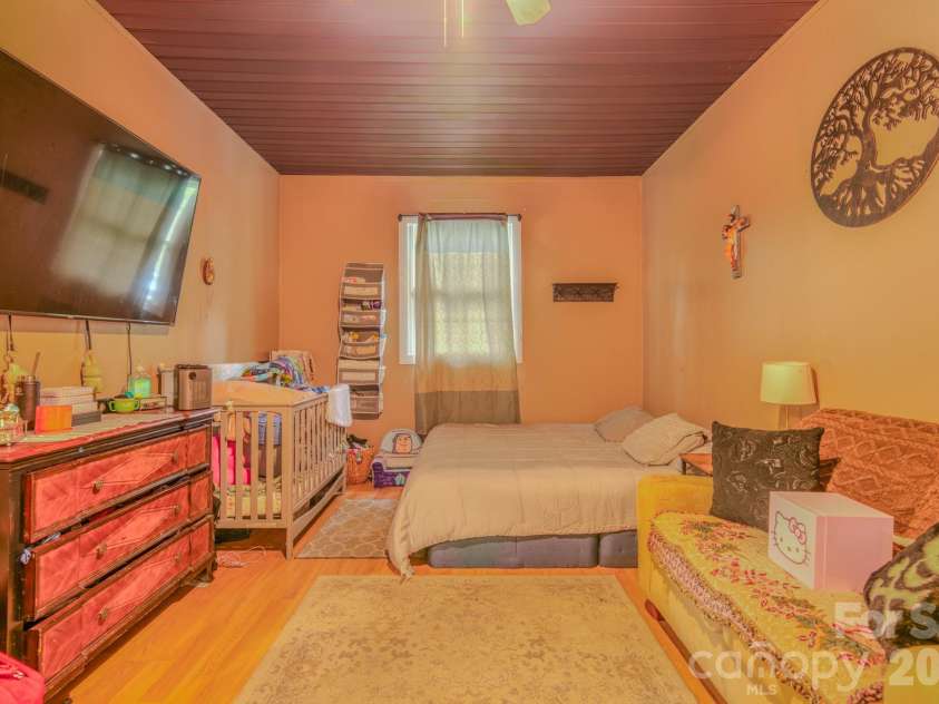 112 Amelia Drive, Hendersonville, NC 28792.  MLS# CAR4387434, YatesRealty ID 29107. 