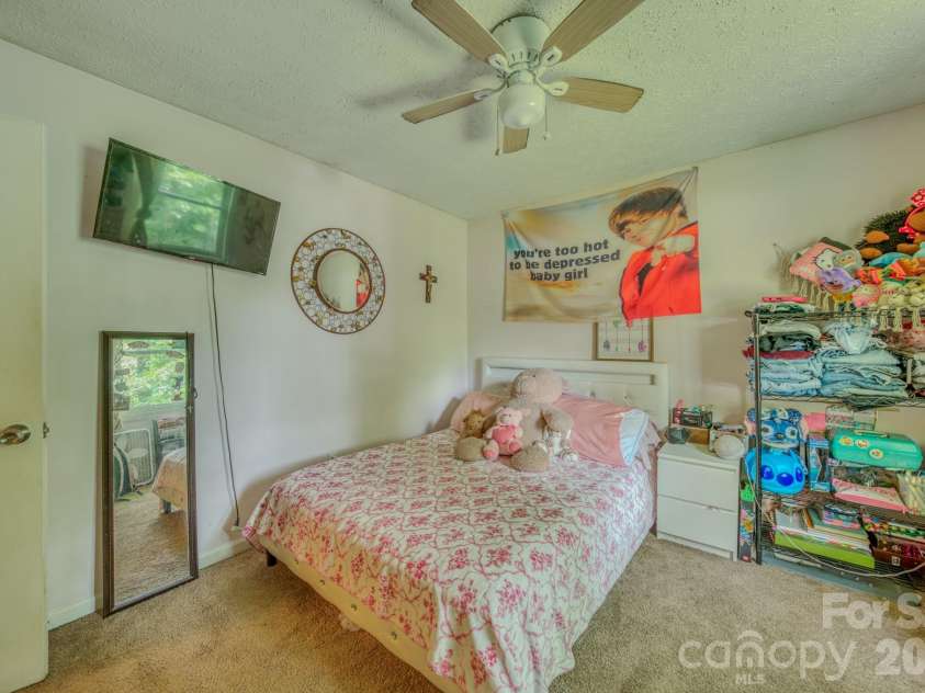 112 Amelia Drive, Hendersonville, NC 28792.  MLS# CAR4387434, YatesRealty ID 29107. 