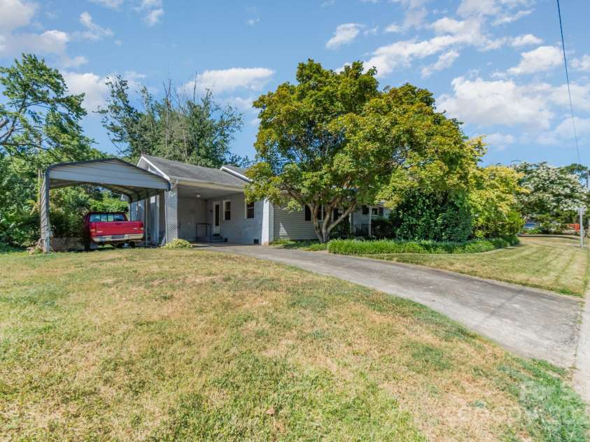 4840 The Plaza, Charlotte, NC 28215.  MLS# CAR4285500, YatesRealty ID 29108. 