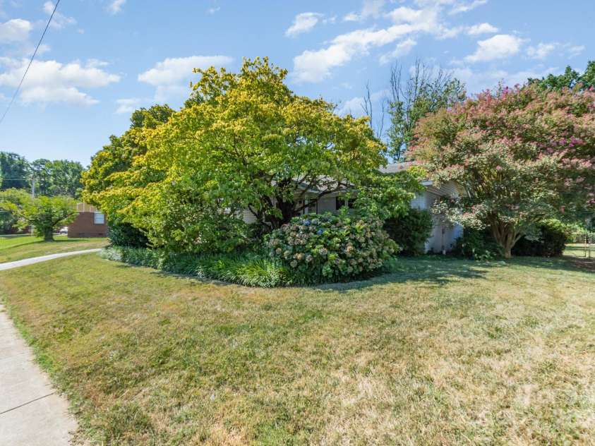 4840 The Plaza, Charlotte, NC 28215.  MLS# CAR4285500, YatesRealty ID 29108. 