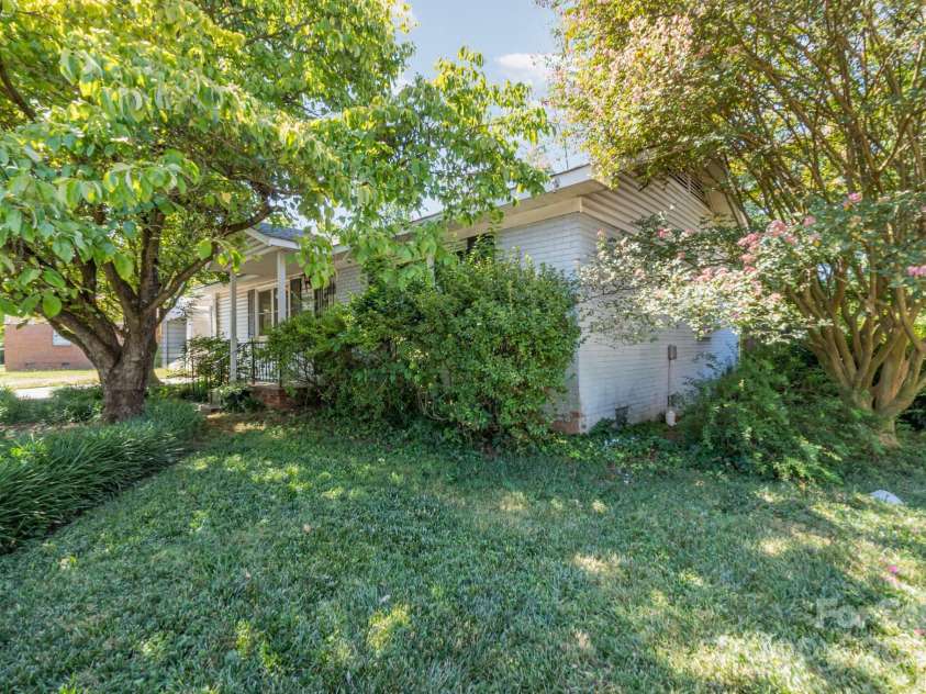 4840 The Plaza, Charlotte, NC 28215.  MLS# CAR4285500, YatesRealty ID 29108. 