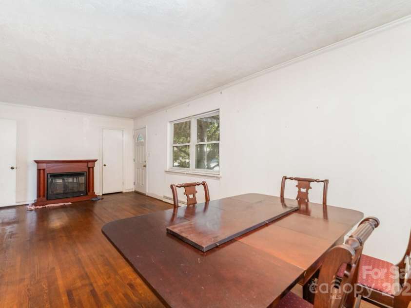 4840 The Plaza, Charlotte, NC 28215.  MLS# CAR4285500, YatesRealty ID 29108. 