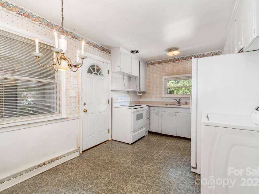 4840 The Plaza, Charlotte, NC 28215.  MLS# CAR4285500, YatesRealty ID 29108. 