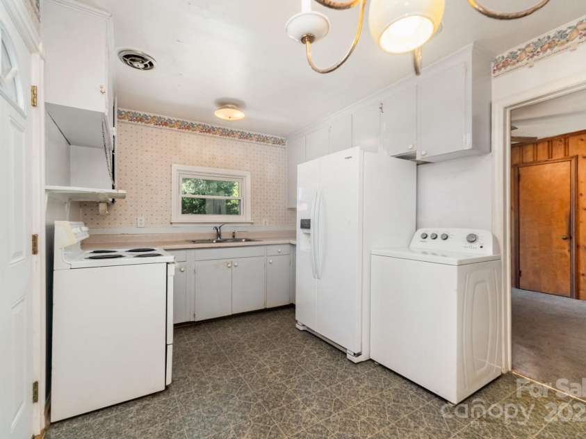 4840 The Plaza, Charlotte, NC 28215.  MLS# CAR4285500, YatesRealty ID 29108. 