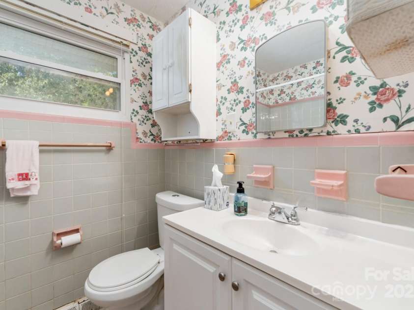 4840 The Plaza, Charlotte, NC 28215.  MLS# CAR4285500, YatesRealty ID 29108. 