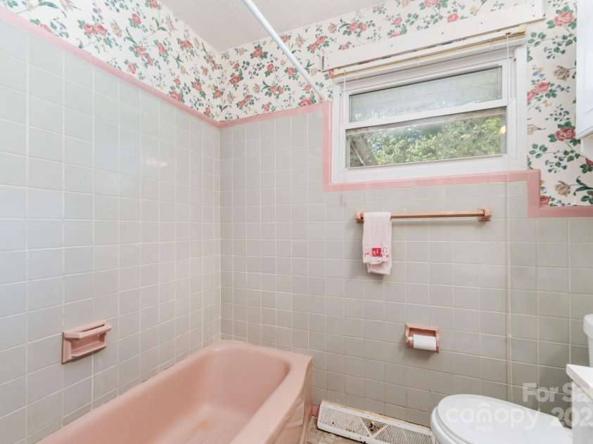 4840 The Plaza, Charlotte, NC 28215.  MLS# CAR4285500, YatesRealty ID 29108. 