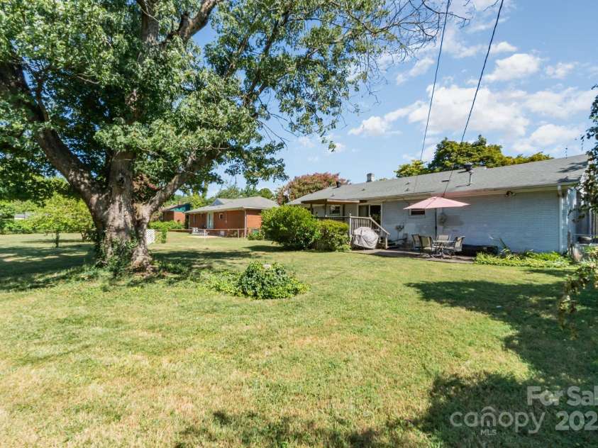 4840 The Plaza, Charlotte, NC 28215.  MLS# CAR4285500, YatesRealty ID 29108. 